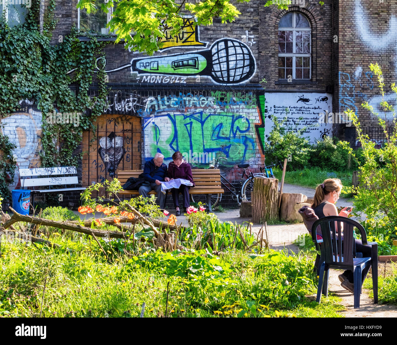 Berlino Kreuzberg. Il ton Steine giardino, comunità comunale giardinaggio urbano accanto alla Georg von Rauch House.persone sedersi in giardino di quartiere. Foto Stock