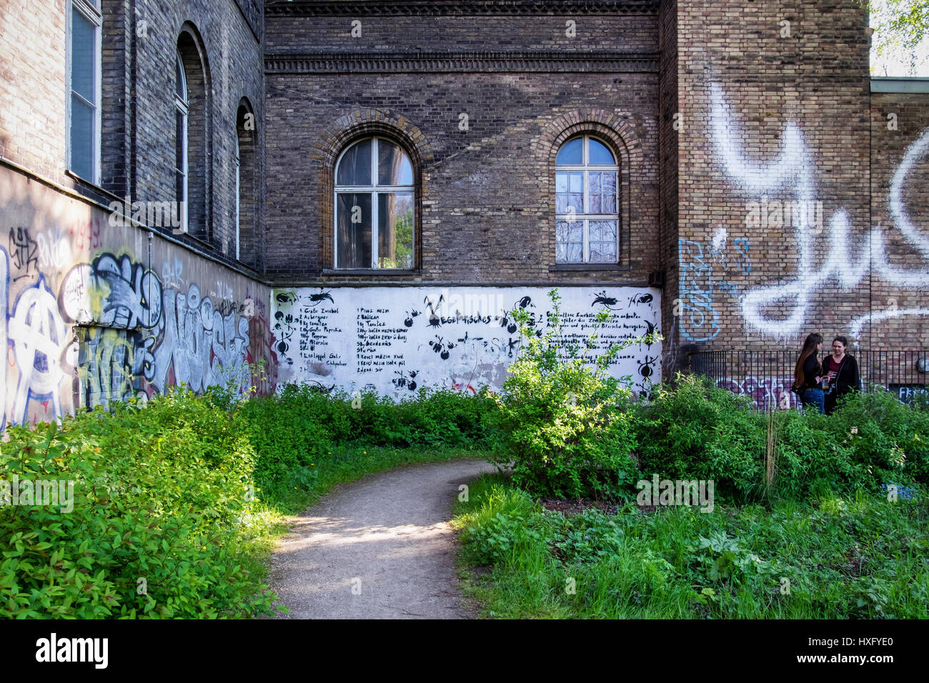 Berlino Kreuzberg. Il ton Steine giardino, comunale comunità urbane progetto giardinaggio accanto alla Georg von Rauch House.ricetta dipinta sulla parete Foto Stock