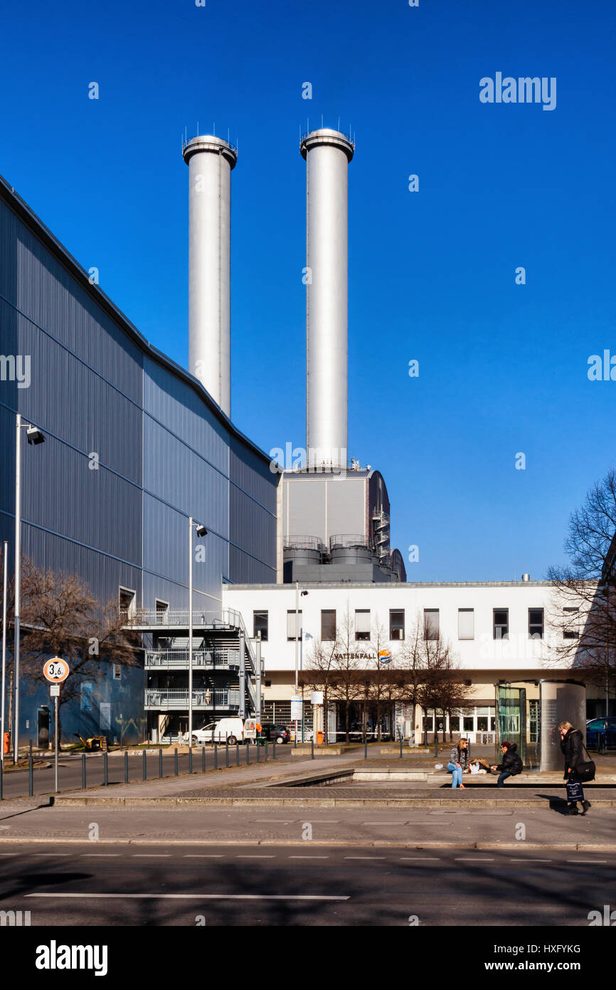 Berlino. Mitte. Società di Vattenfall edificio esterno con camini. Energia svedese e fornitore di elettricità Foto Stock