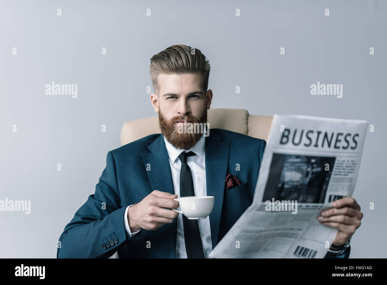 Ritratto di certi businessman holding tazza di caffè e un giornale Foto Stock