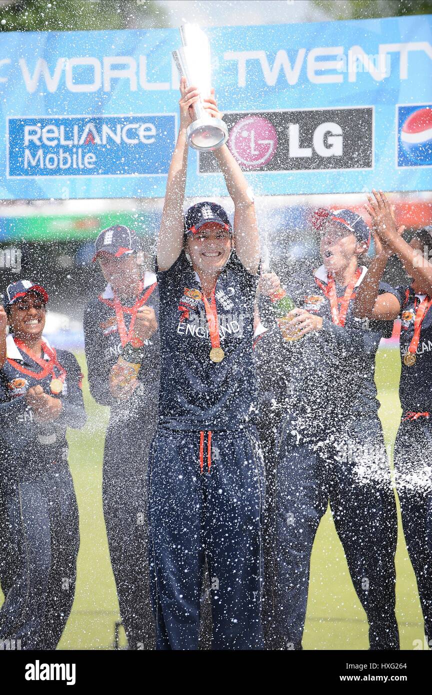 CHARLOTTE EDWARDS CELEBRA W ICC DONNA la Coppa del Mondo di cricket LORDS Londra Inghilterra 21 Giugno 2009 Foto Stock