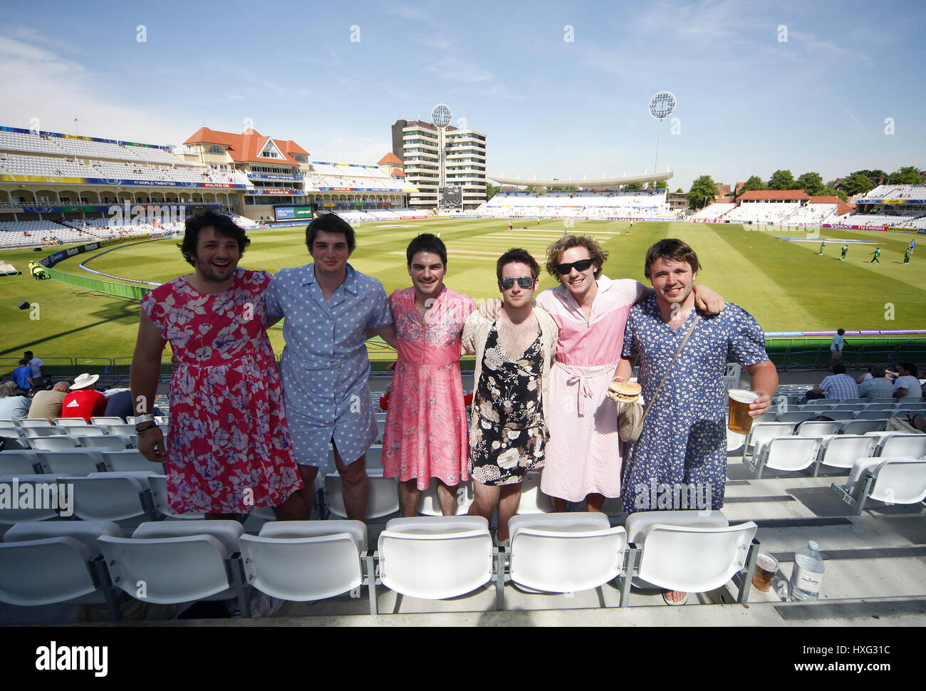 Inghilterra tifosi guardare SRI LANKA V BANGLADESH TRENT BRIDGE NOTTINGHAM INGHILTERRA 02 Giugno 2009 Foto Stock