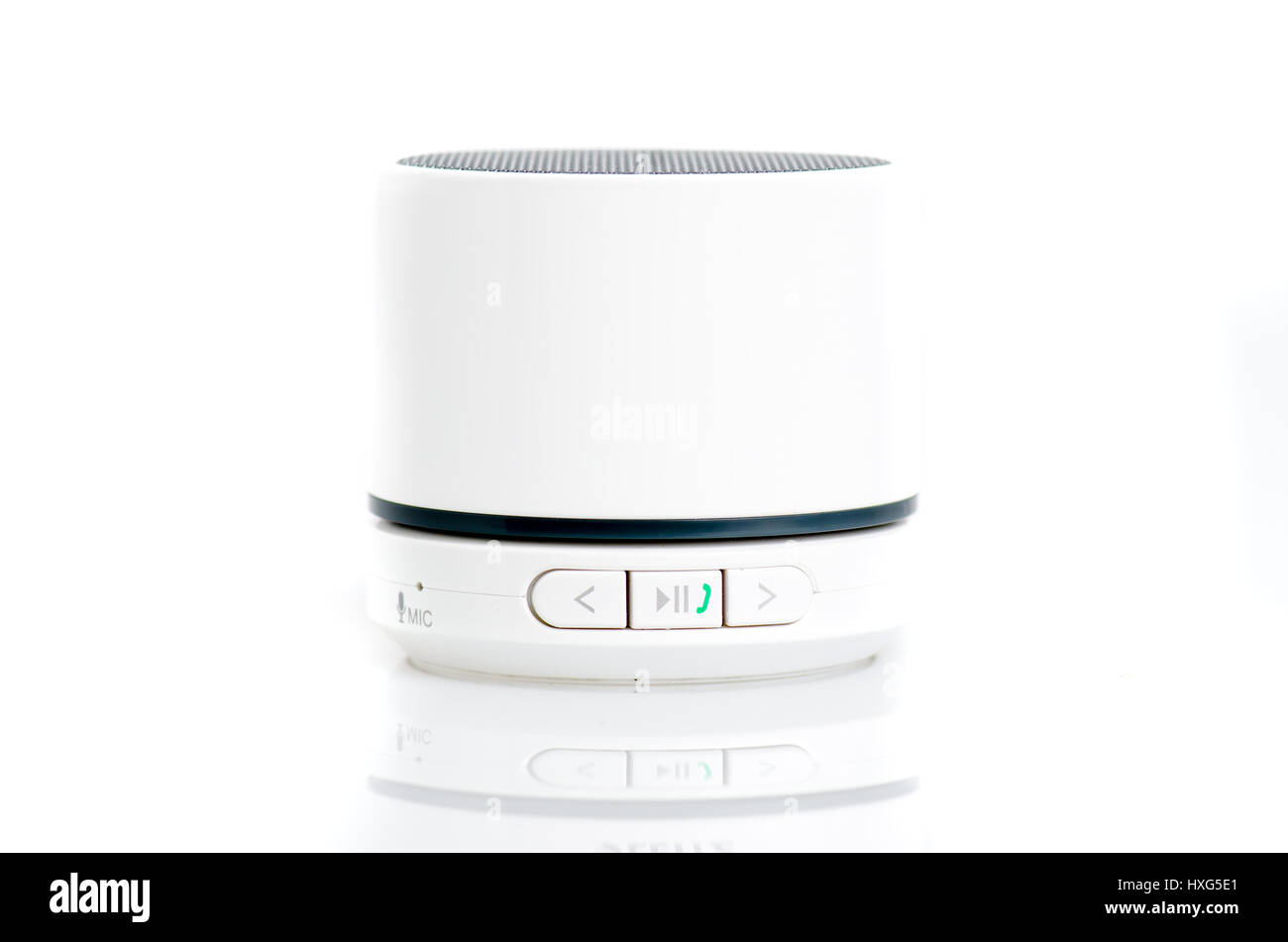 Mini altoparlanti bluetooth portatile per smartphone e computer portatile isolato su sfondo bianco Foto Stock