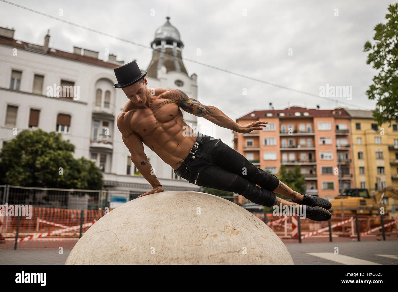 Atleta è di eseguire una ginnastica stunt in ambiente urbano Foto Stock