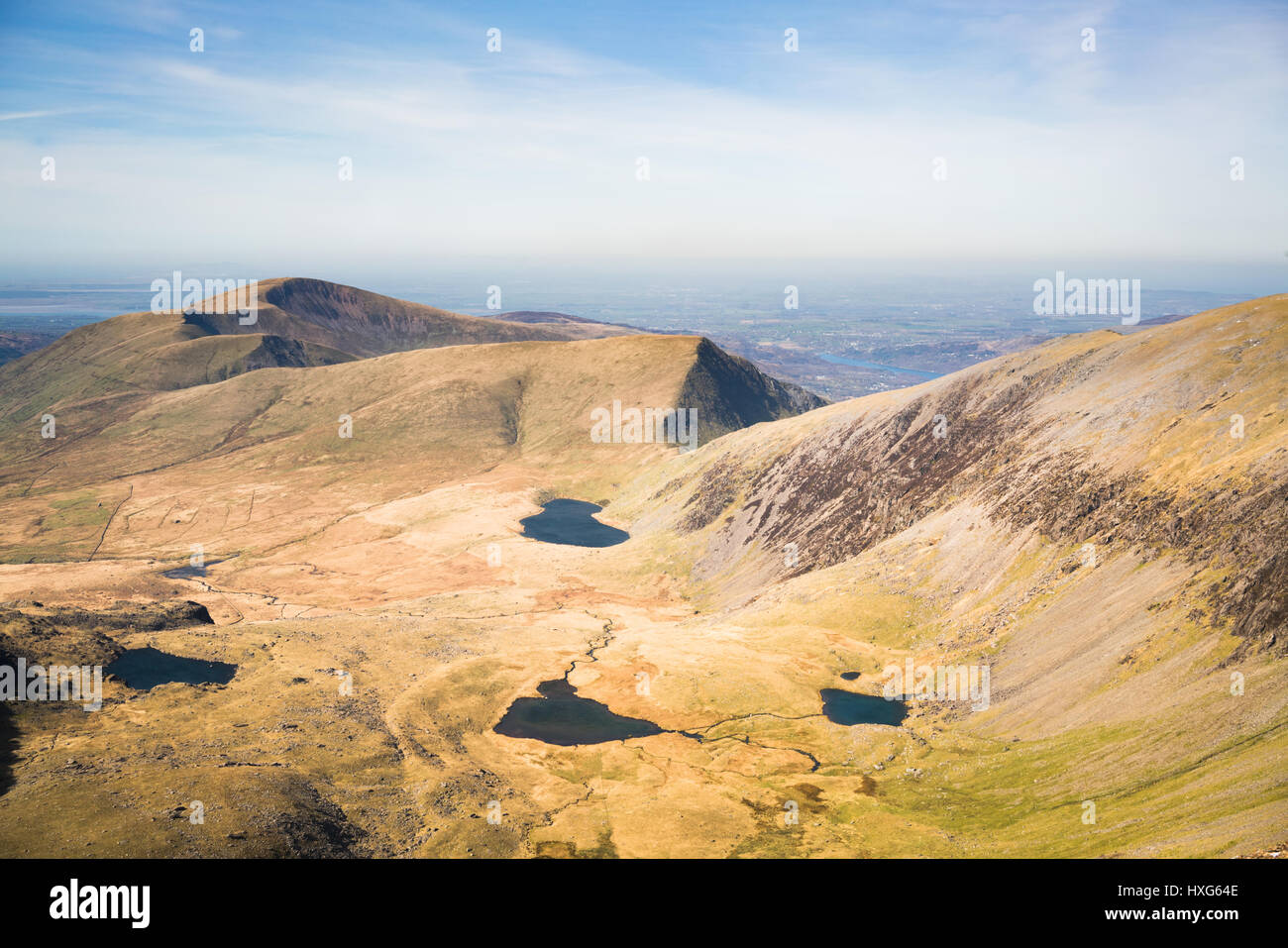 Il Galles del Nord, Regno Unito - Marzo 2017 - Una vista della valle BEDDGELERT NEL GALLES DEL NORD CON MOEL HEBOG NELLA DISTANZA Foto Stock