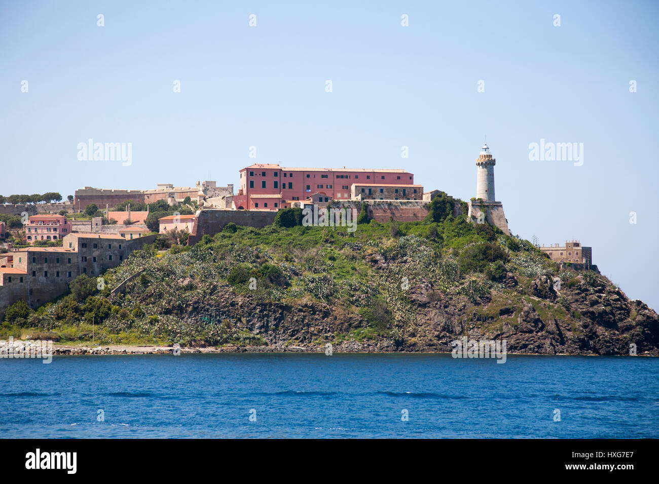 L'Europa, Italia, Toscana, Isola d'Elba, Portoferraio villaggio, vista con il Forte Stella e il faro Foto Stock