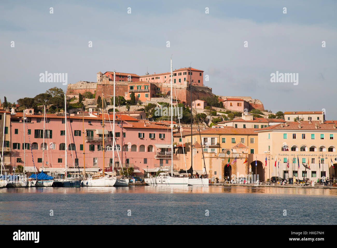 L'Europa, Italia, Toscana, Isola d'Elba, Portoferraio villaggio, vista con Forte Stella (sopra) Foto Stock