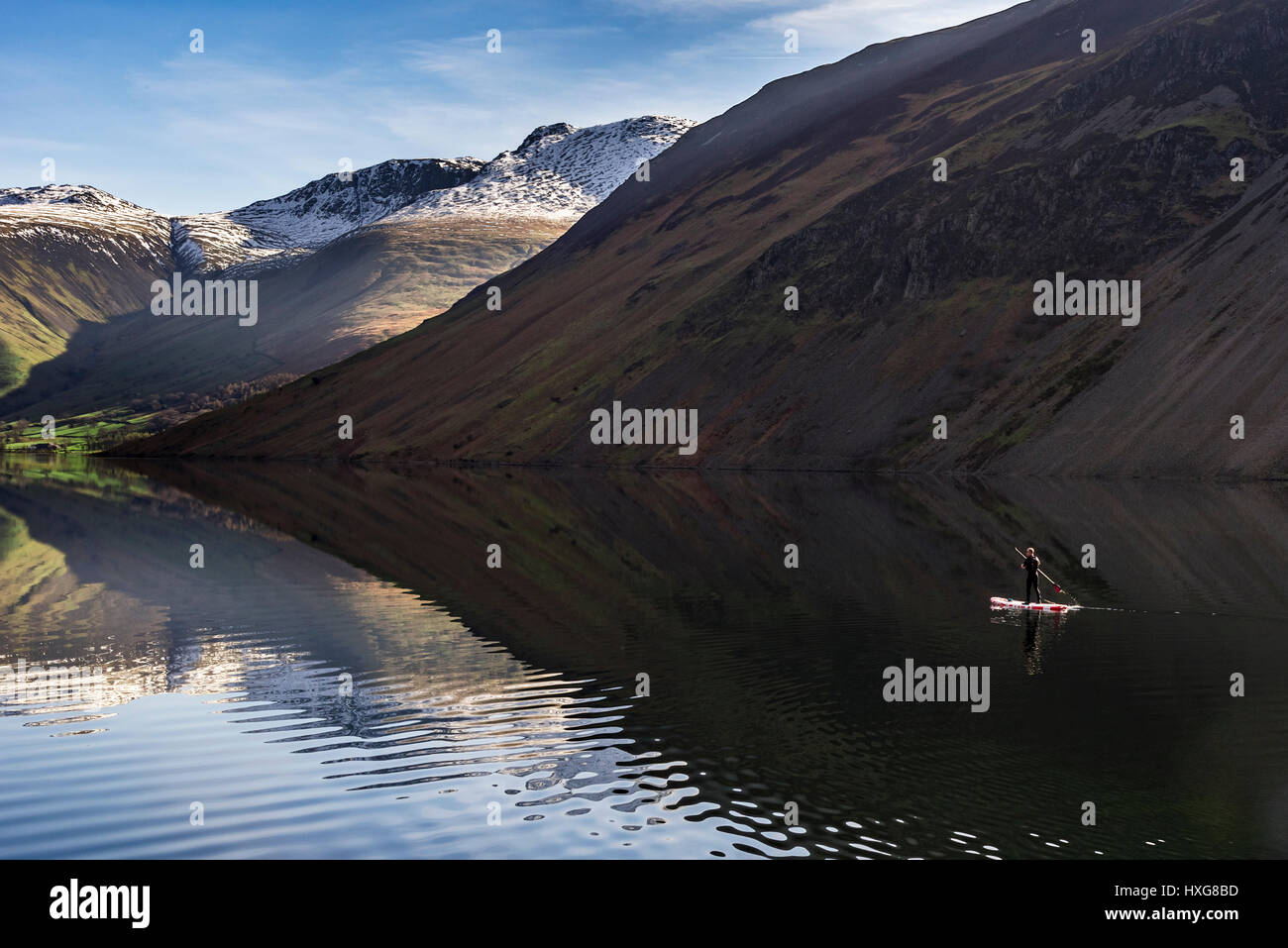 Un lone paddlebaorder o0n la flatcalm acque di Wasdale Foto Stock