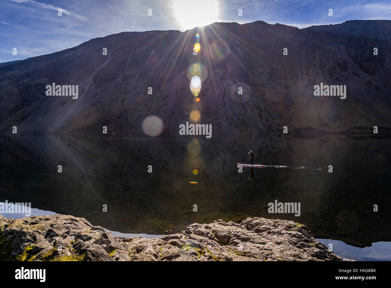 Un lone paddlebaorder o0n la flatcalm acque di Wasdale Foto Stock