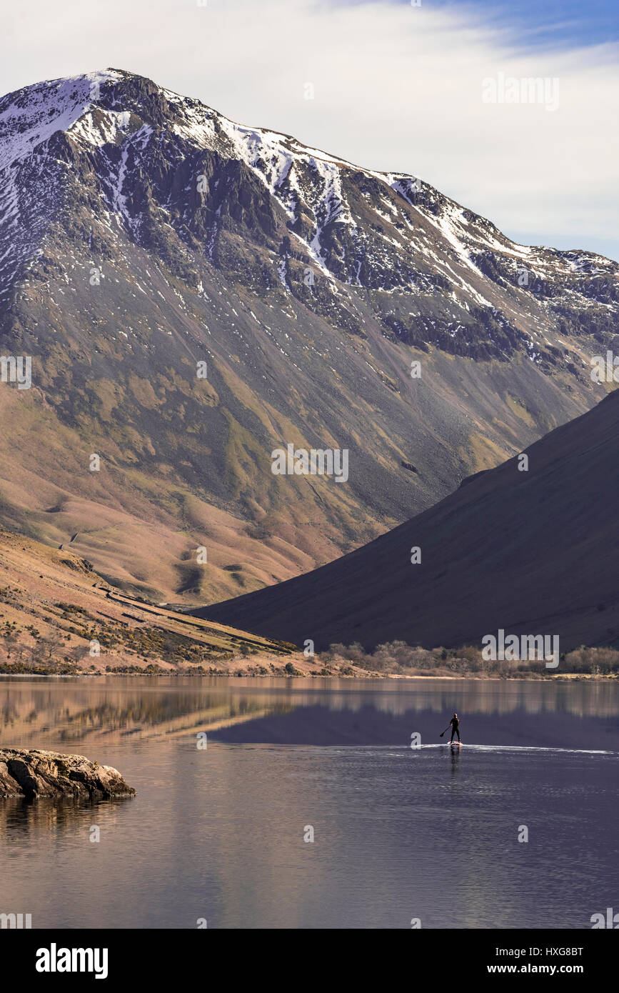 Un lone paddlebaorder o0n la flatcalm acque di Wasdale Foto Stock