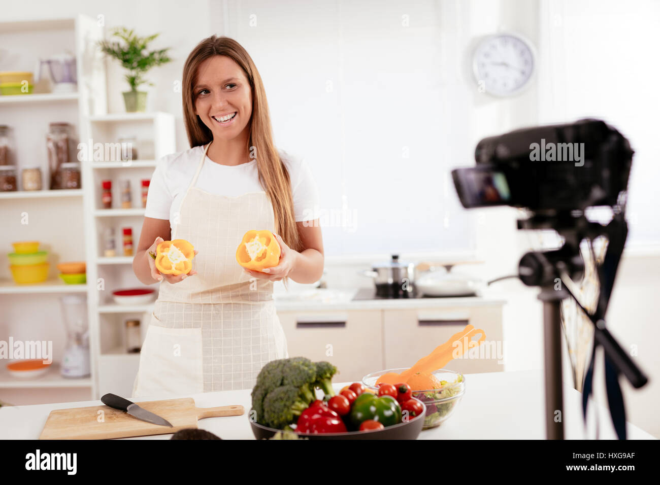 Bella giovane donna cattura il suo blog broadcast sul cibo sano a casa. Foto Stock