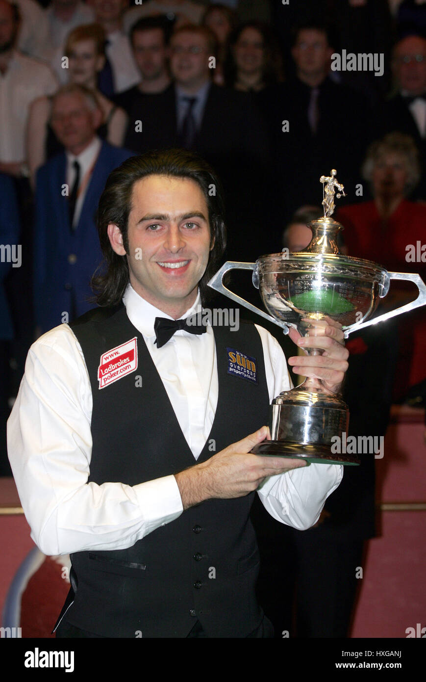 RONNIE O'SULLIVAN EMBASSY World Snooker vincitore al Crucible Theatre di Sheffield 03 Maggio 2004 Foto Stock