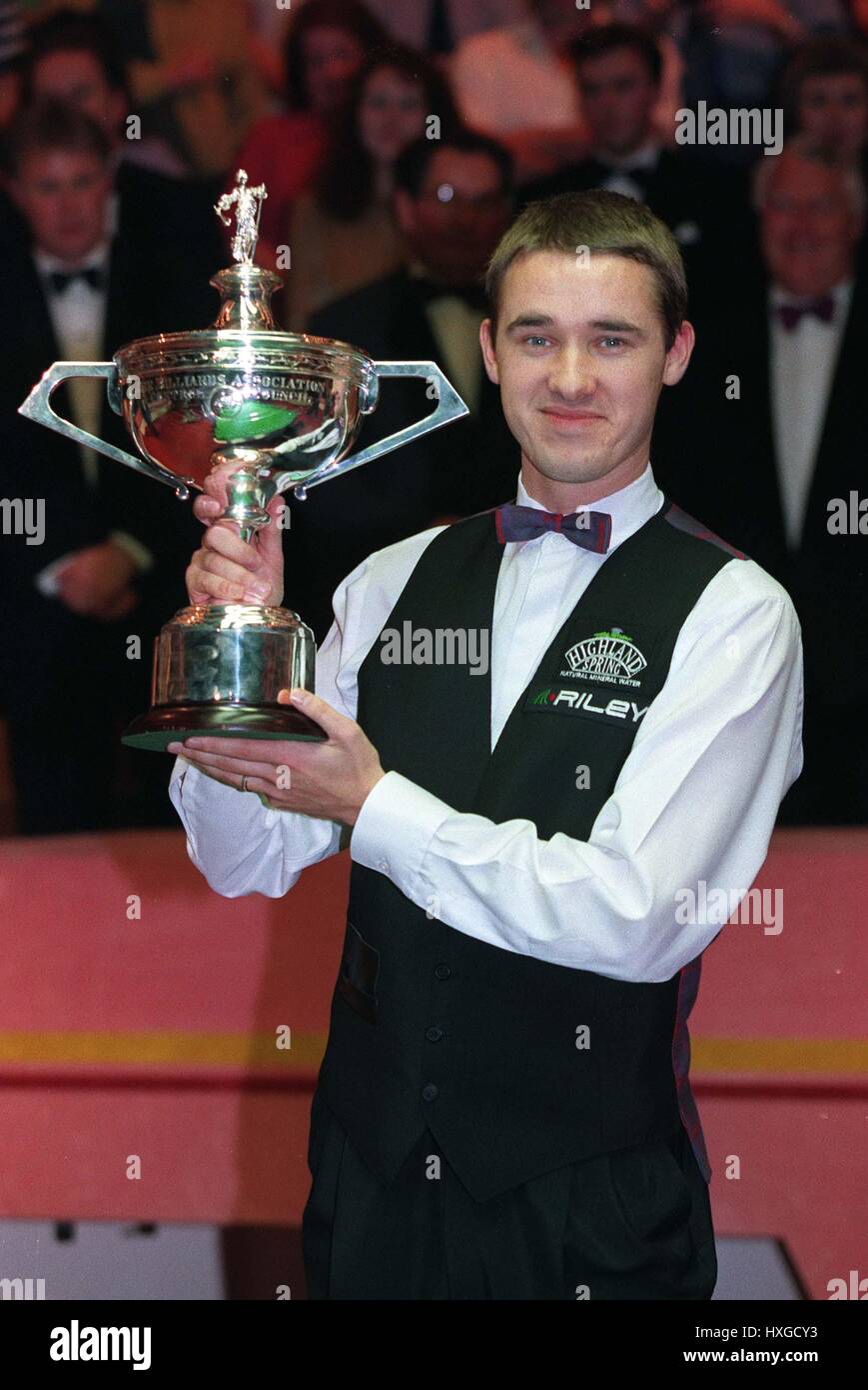 STEPHEN HENDRY CON TROFEO World Snooker finale di 99 03 Maggio 1999 Foto Stock