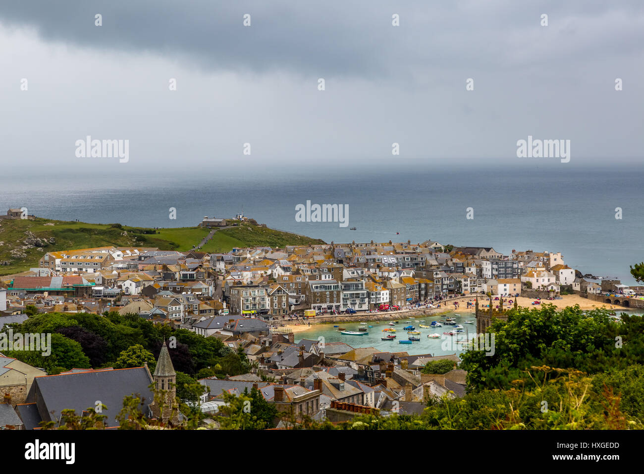 Elevato punto di vista guardando sopra la città balneare di St Ives, Cornwall. Foto Stock