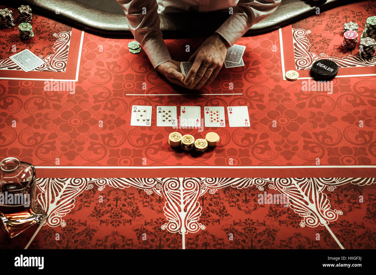 Vista parziale del croupier trattare carta al tavolo del poker nei casinò Foto Stock
