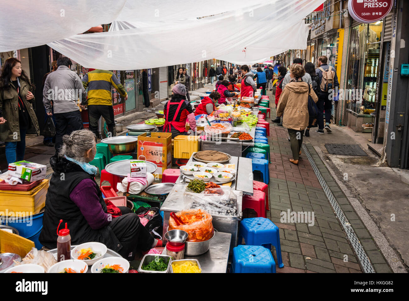 Changseondong meokja golmok (street food vicolo), Busan Gwangyeoksi, Corea del Sud Foto Stock