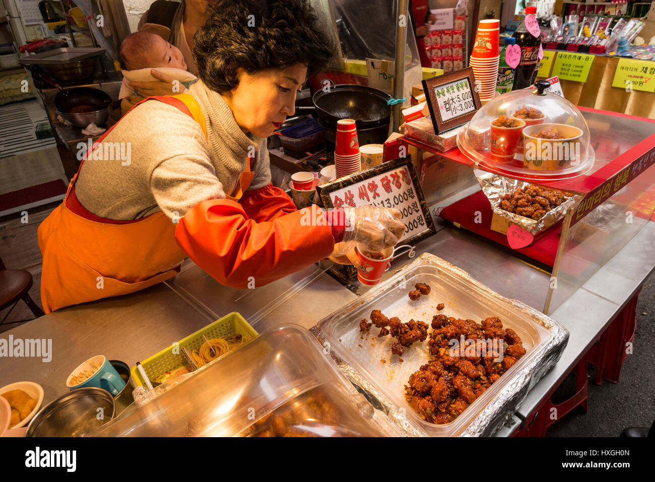 Shop sellking popolari street food dakganjeong (morso dimensioni pezzi di pollo) nel mercato Gukje, aka Mercato Internazionale, Busan, Corea del Sud Foto Stock