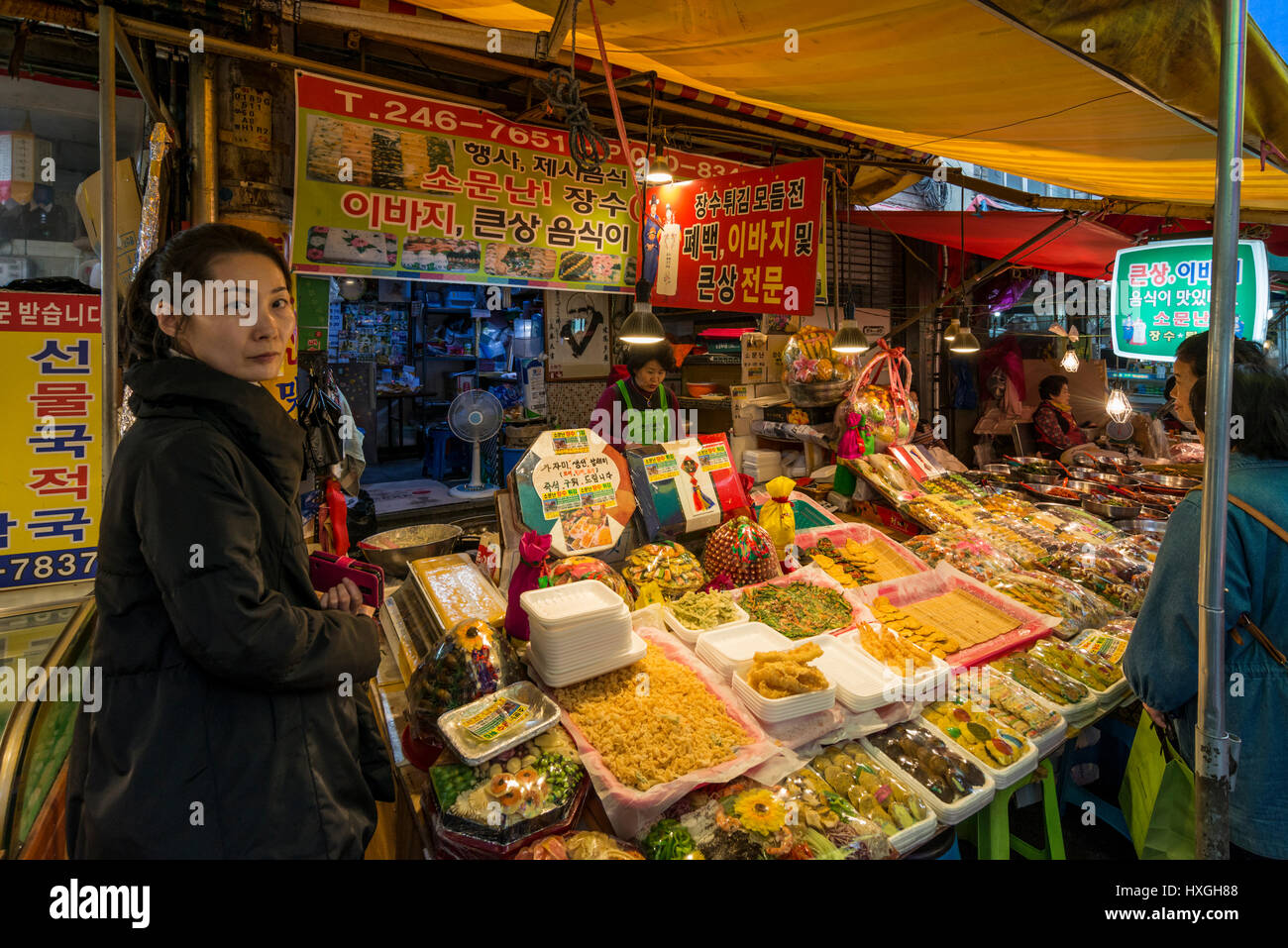 Negozio di vendita di cibo cerimoniale per occasioni speciali mercato Gukje, aka Mercato Internazionale, Busan, Corea del Sud Foto Stock