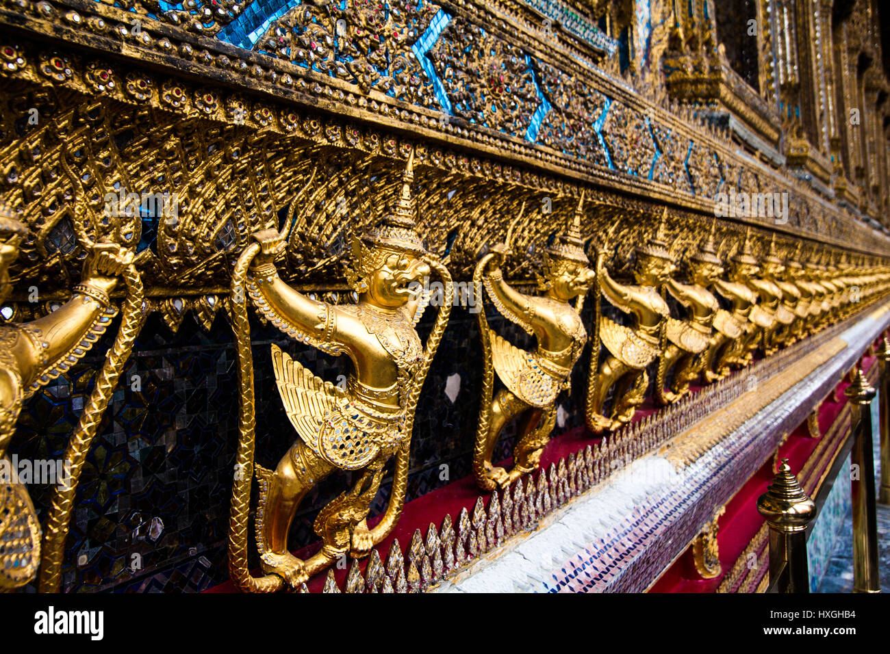 Il Tempio del Buddha di Smeraldo. Oro picchiettio ornamentali statuette.Wat Pra-keaw Bangkok, Tailandia. Foto Stock