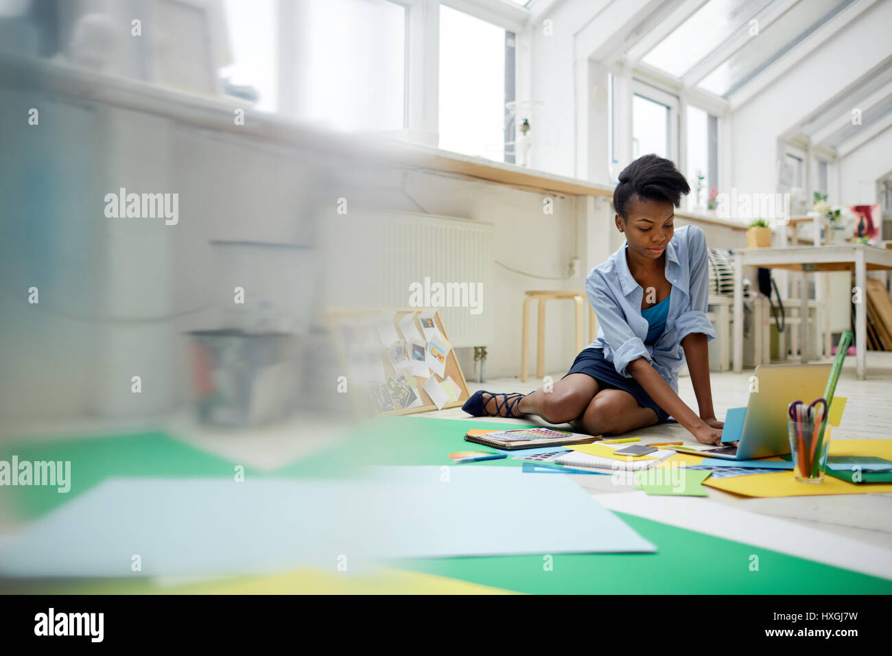 Ragazza creativi tenendo internet corso di fashion progettazione Foto Stock