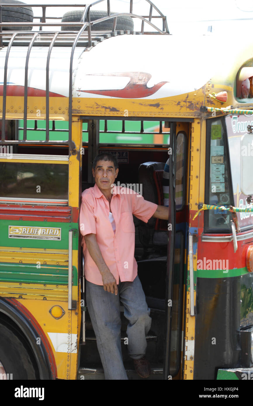 Le persone sono di salire e scendere dal bus in Nicaragua, un modo più conveniente per viaggiare è utilizzando gli autobus di pollo Foto Stock