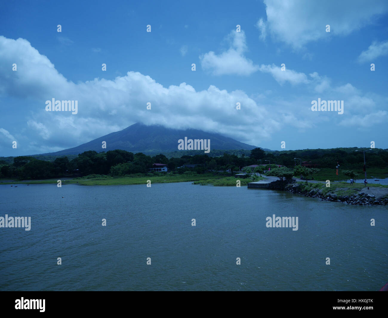 Costa è raggiunta con il traghetto con la concezione di vulcano in montagna indietro Foto Stock