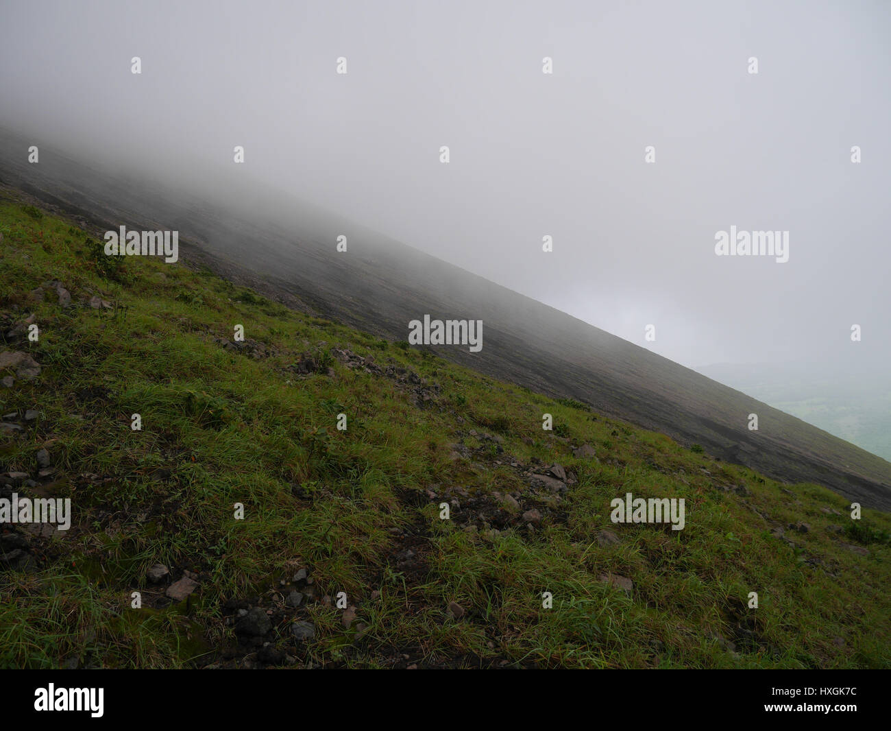 Bella vista dalla cima della montagna attraverso la nebbia, cattiva visibilità per vedere di essere così alta in alto la mountan Foto Stock