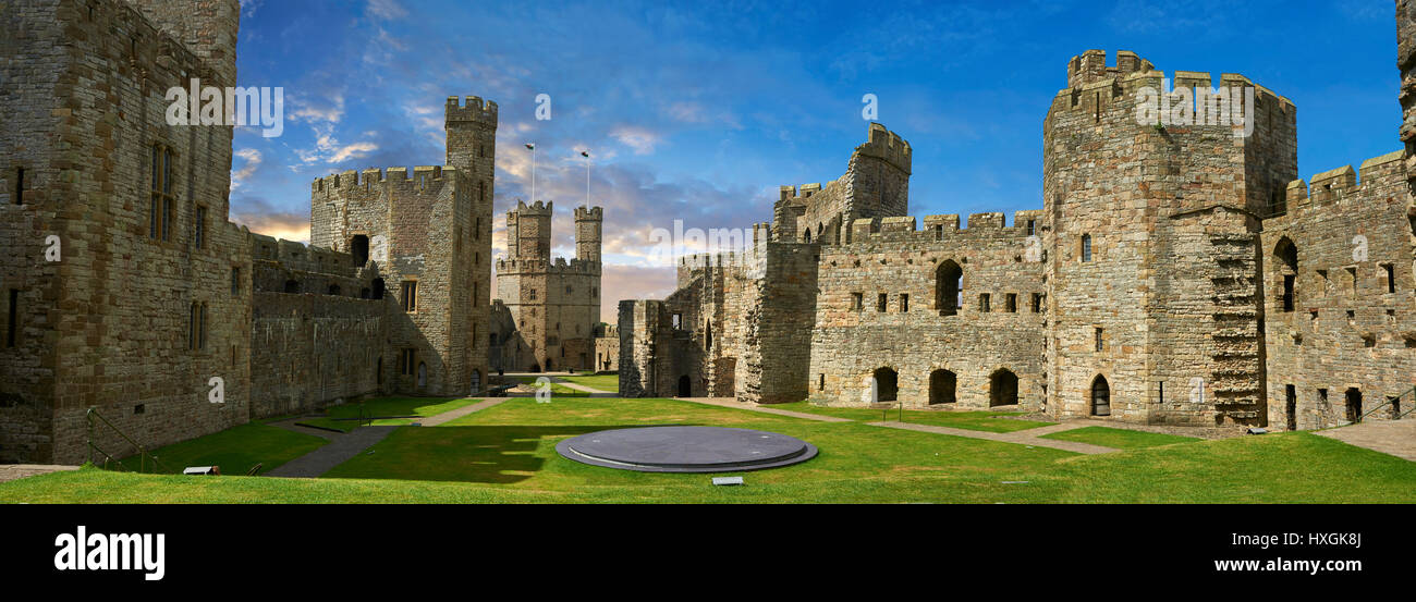 Caernarfon o Carnarvon castello costruito nel 1283 dal re Edoardo I di Inghilterra, Gwynedd, nord-west wales, Foto Stock