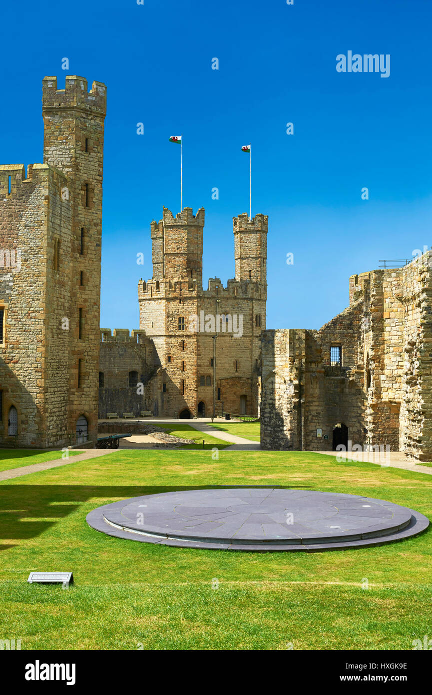 Caernarfon o Carnarvon castello costruito nel 1283 dal re Edoardo I di Inghilterra, Gwynedd, nord-west wales, Foto Stock