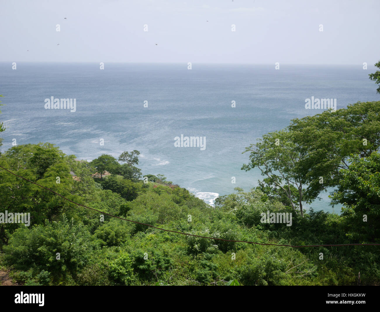 Uno splendido scenario per il blu oceano da una casa su una montagna Foto Stock