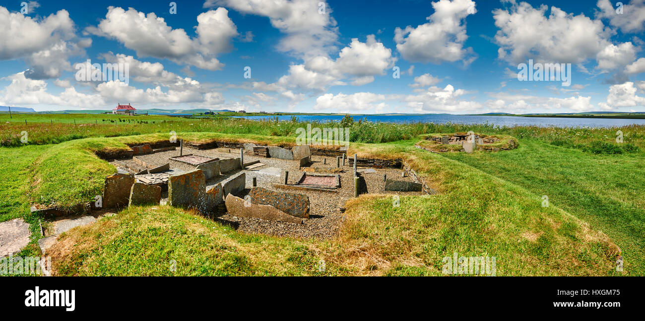 La scatola incassata letti e harth di uno dei 8 case del Neolitico antico insediamento Barnhouse sito archeologico, circa 3000 BC, Loch di Harray, Orkn Foto Stock