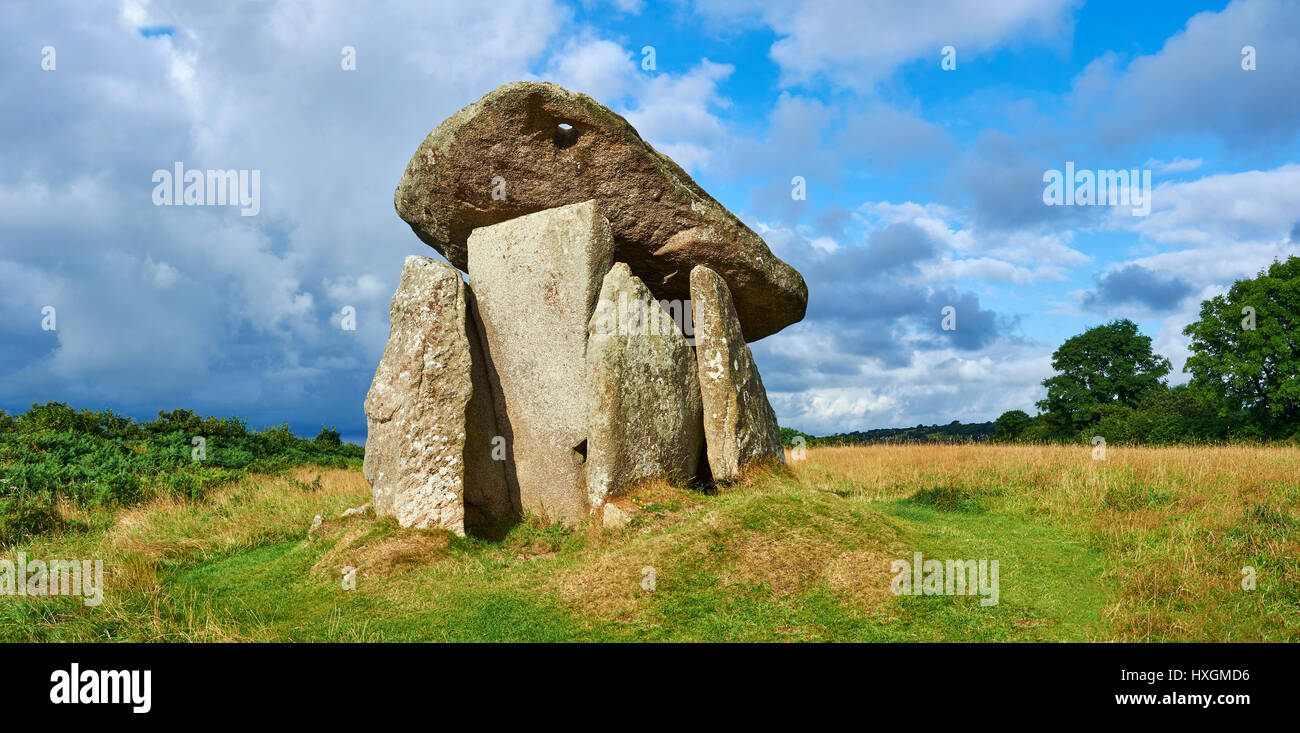 Quoit Trethevy permanente megalitico tomba di pietra, noto come il gigante della casa vicino a St Cleer, circa 4000 BC, Cornwall, England, Regno Unito Foto Stock