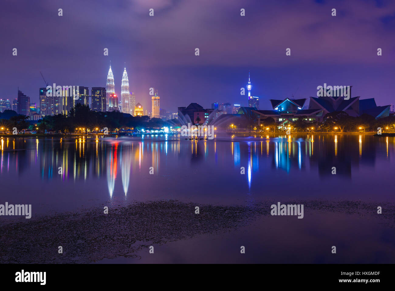 Kuala Lumpur skyline notturno come visto da Titiwangsa laghi, Kuala Lumpur, Malesia Foto Stock