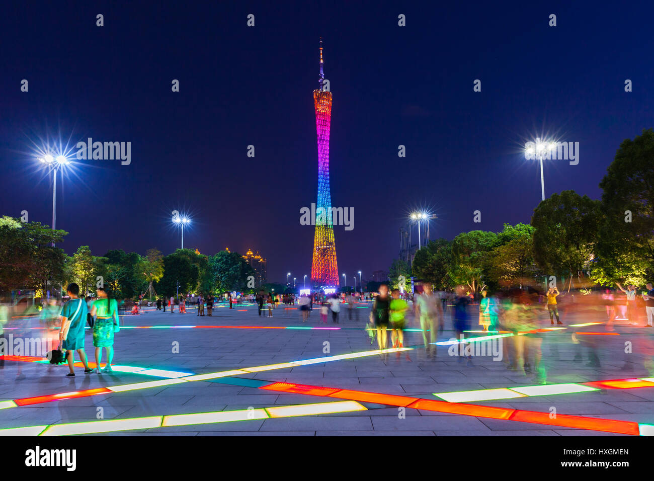 Guangzhou - Cina - Ottobre 4, 2016: vista del tramonto del Cantone torre come visto dalla Piazza dei fiori a Guangzhou, Cina su Octover 4, 2016. Foto Stock