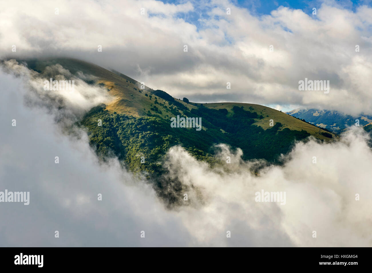 La Val di Norcia attraverso nuvole basse, Umbria, Italia Foto Stock