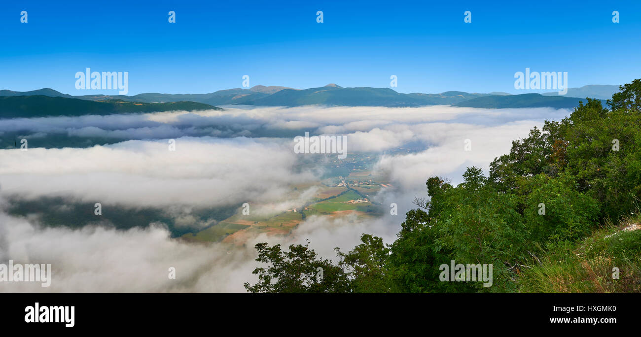 La Val di Norcia attraverso nuvole basse, Umbria, Italia Foto Stock