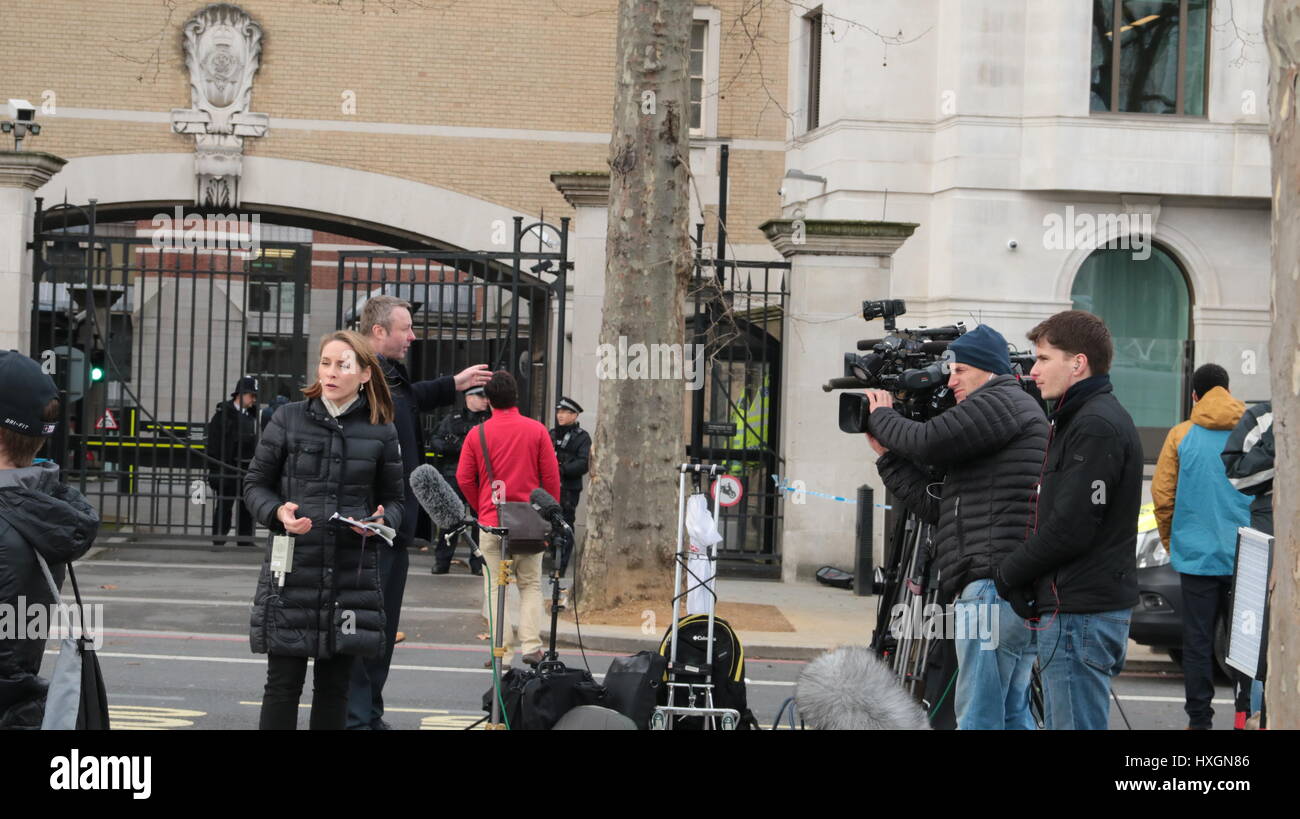 Vari cronisti e troupe al di fuori di New Scotland Yard reporting Foto Stock