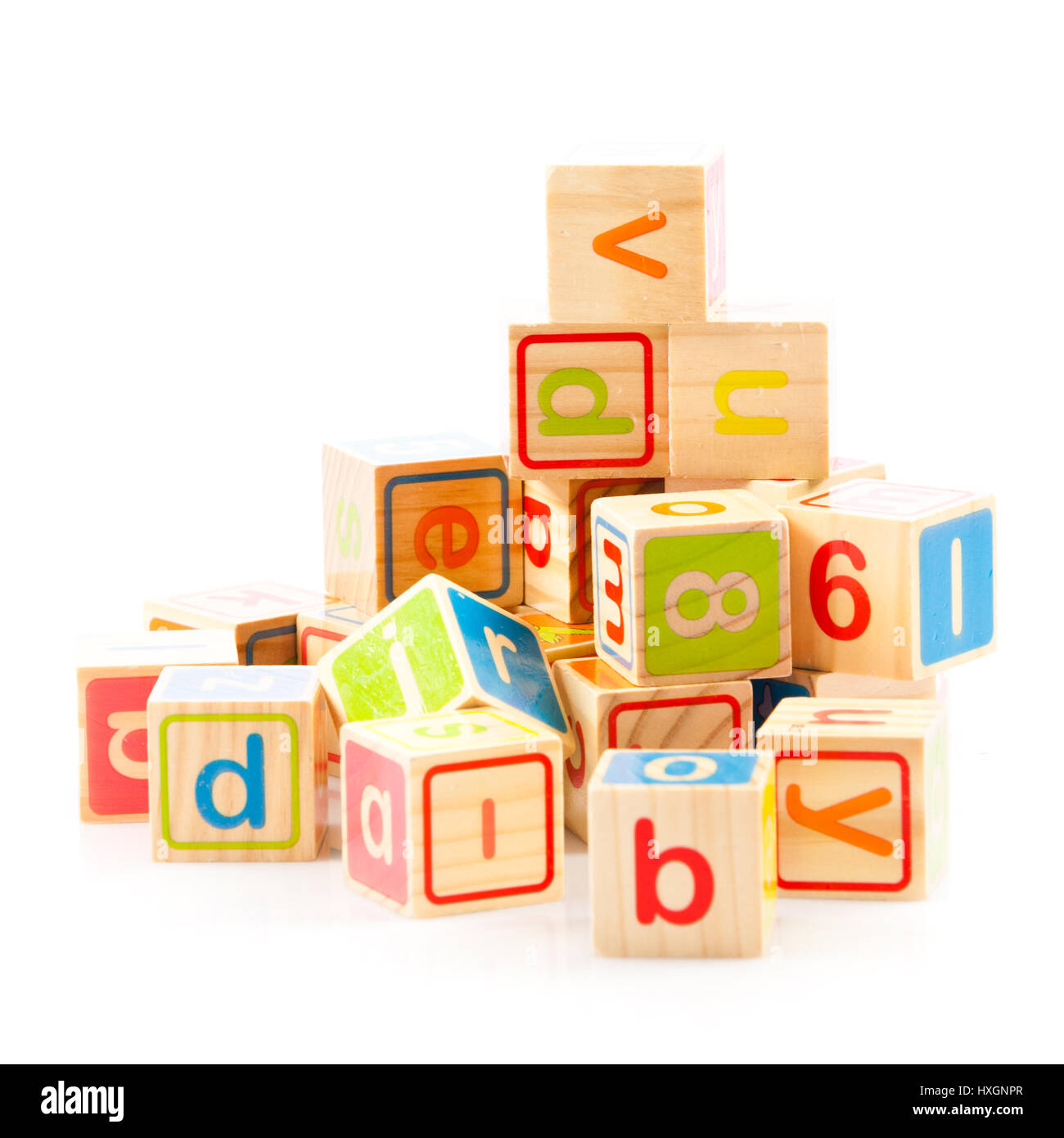 Giocattolo di legno a cubetti con lettere. Alfabeto di legno blocchi. Foto Stock