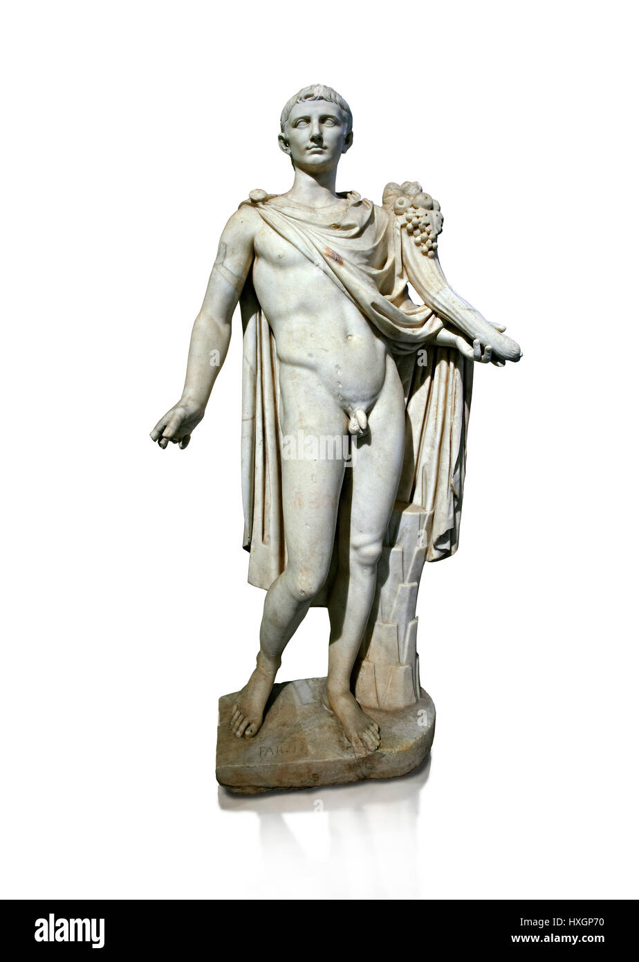 Romano scultura in marmo di una figura maschile restaurata come Augusto II secolo d.c. inv n. 6053, il Museo di Archeologia, Italia, sfondo bianco Foto Stock