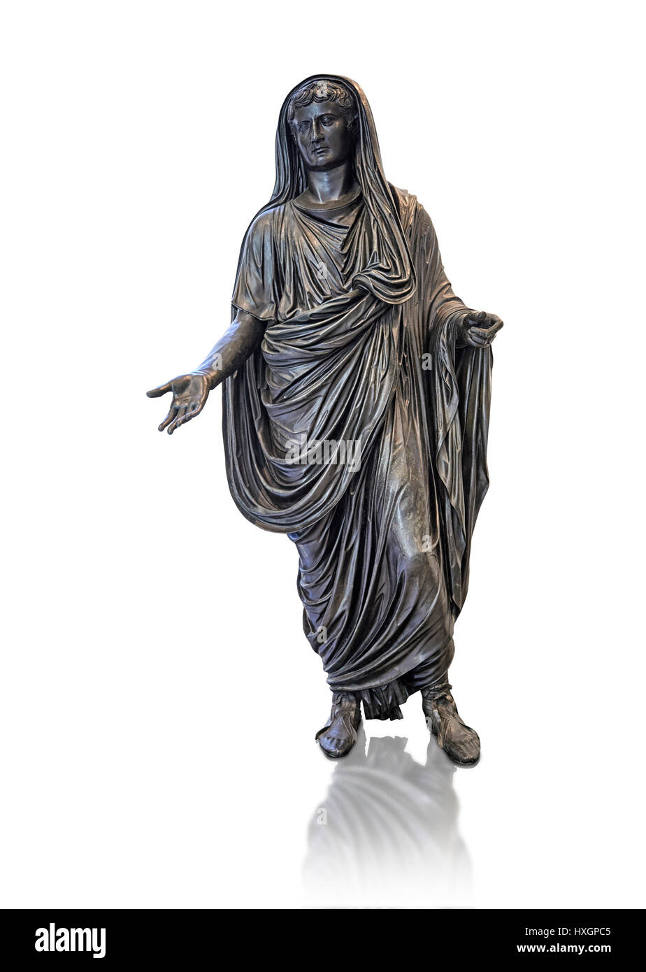 Bronzo romano staue di Augusto Cesare come Pontifex Maximus, fine primo secolo a.C, Museo Archeologico Nazionale di Napoli, sfondo bianco Foto Stock