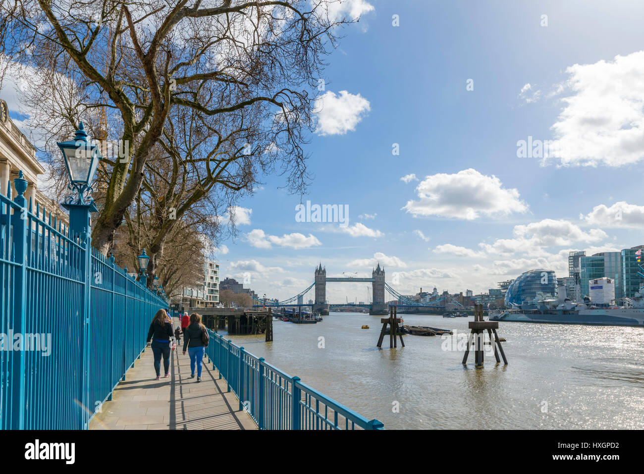 Il Thames Path nel centro di Londra con il Tower Bridge in distanza, England, Regno Unito Foto Stock