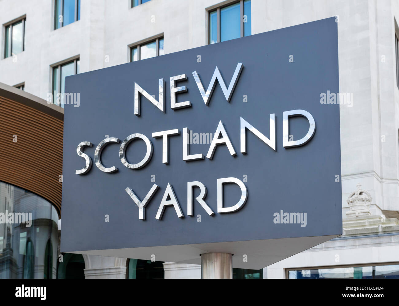 Segno girevole al di fuori della Metropolitan Police headquarters a New Scotland Yard, Victoria Embankment, London, England, Regno Unito Foto Stock