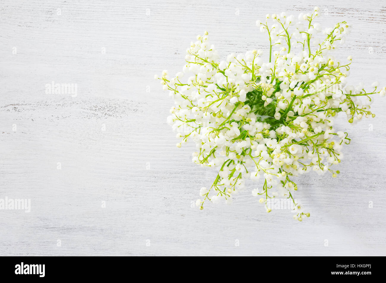 Bouquet di mughetti su sfondo di legno. Foto Stock