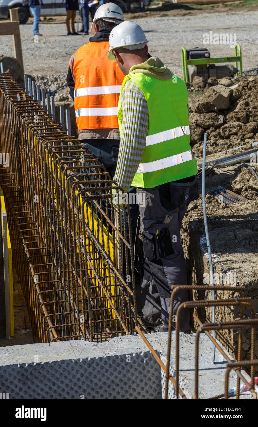 Due lavoratori su un cantiere con armatura Foto Stock
