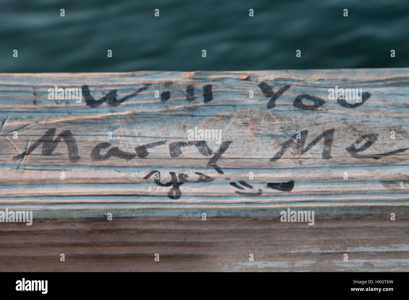 "Ti sposerà me - Sì' proposta scritta su una tavola di legno lato rampa. Foto Stock