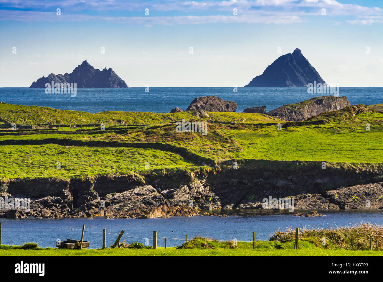 Skellig Islands, Little Skellig (sinistra), Skellig Michael (destra), vista dall' isola Valentia, nella contea di Kerry, Irlanda Foto Stock