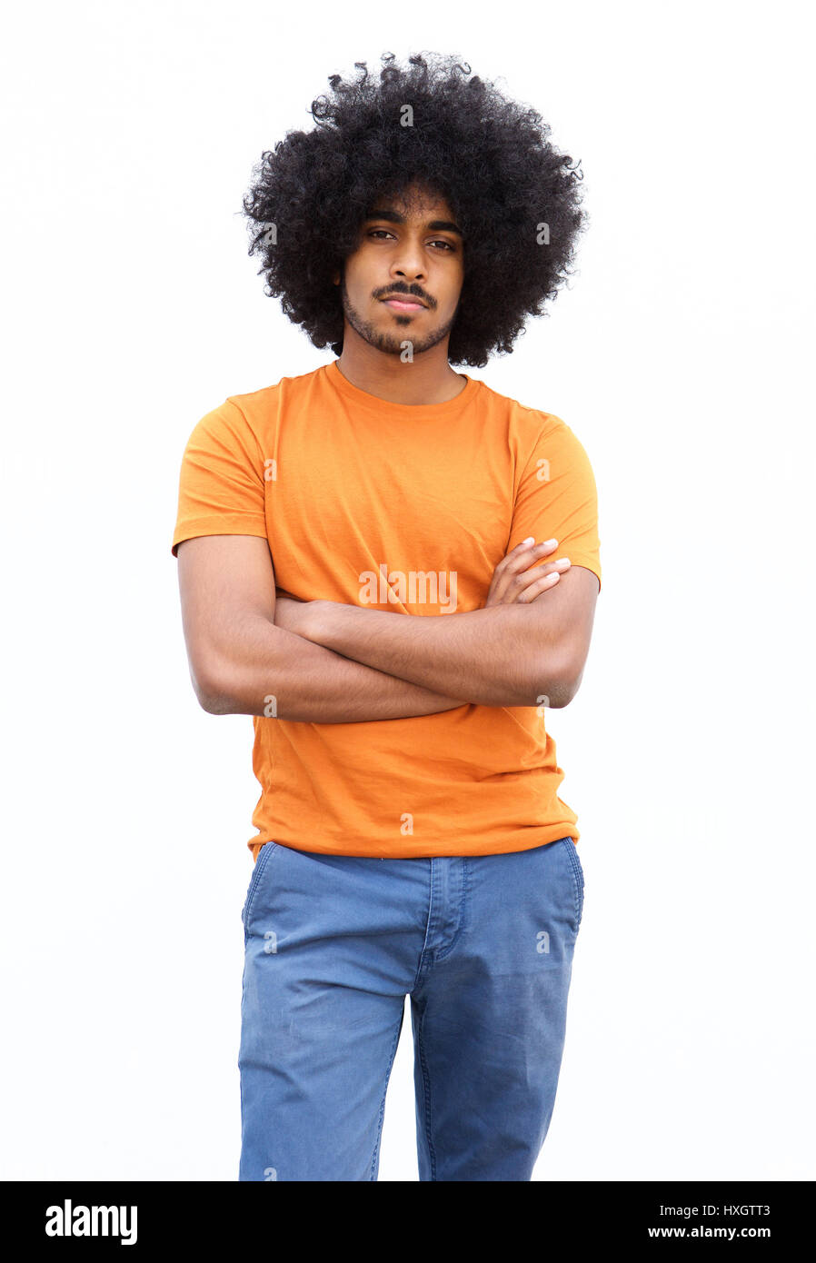 Ritratto di un fresco nero ragazzo con afro isolato permanente sullo sfondo bianco Foto Stock