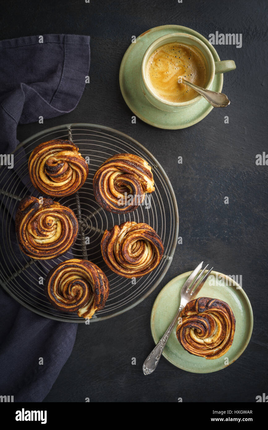 Freschi di forno trend cruffins pasticceria in una teglia da forno da sopra Foto Stock