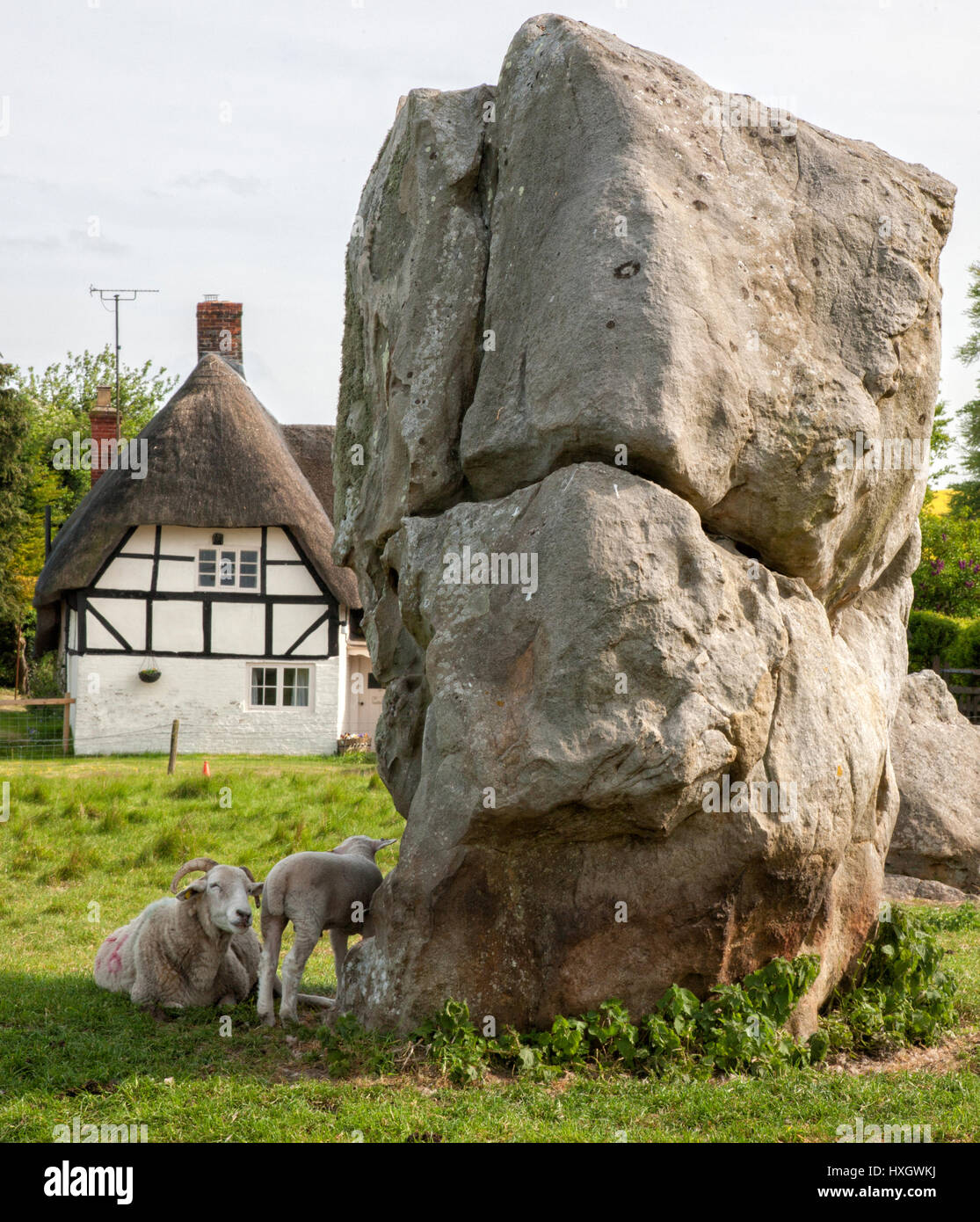 Sarsen standing Pietre di Avebury circoli di pietra con le case del borgo costruito all'interno delle antiche sterro Foto Stock