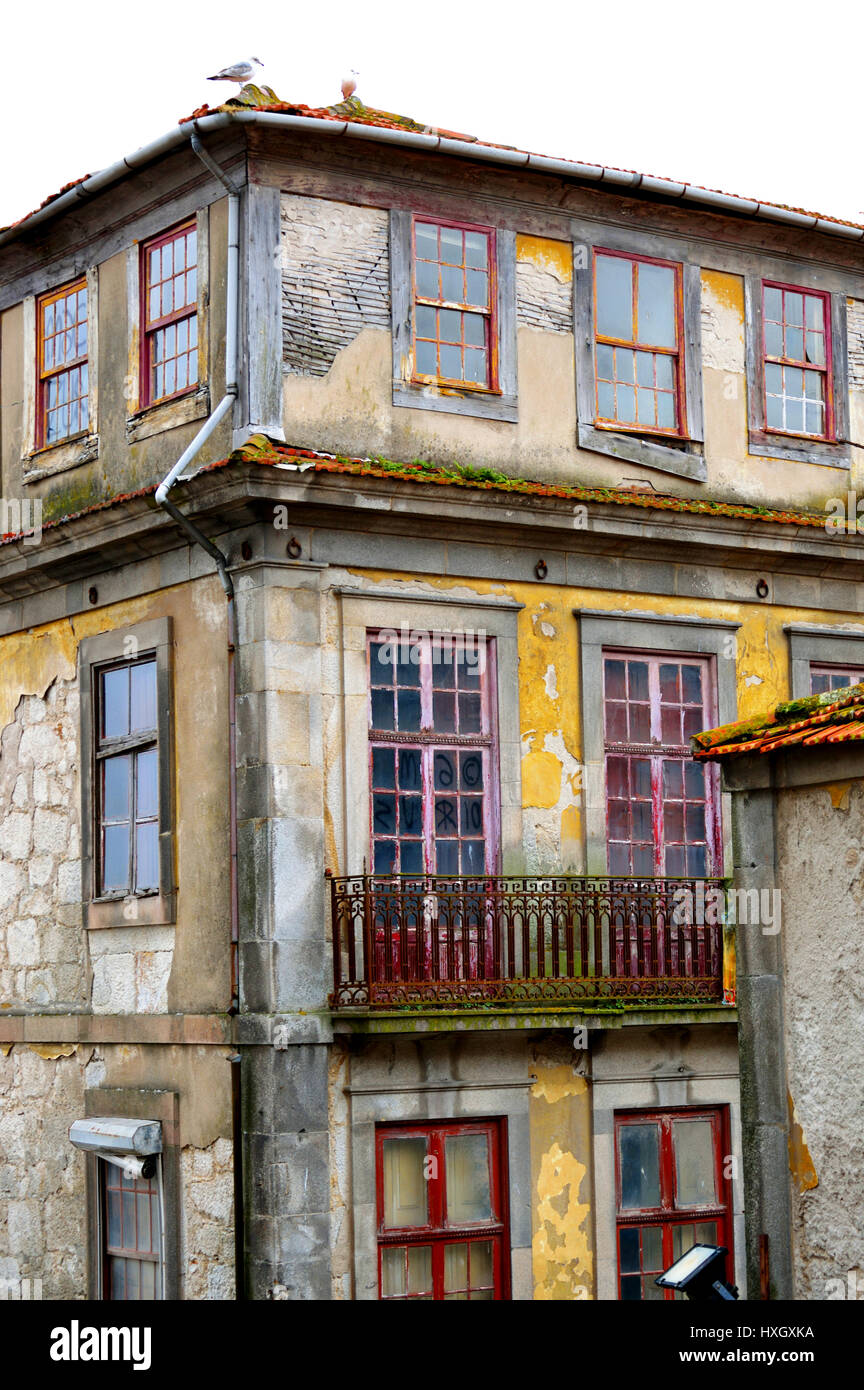 Antica e tipica facciata di una casa a Porto nel 2017, Portogallo Foto Stock